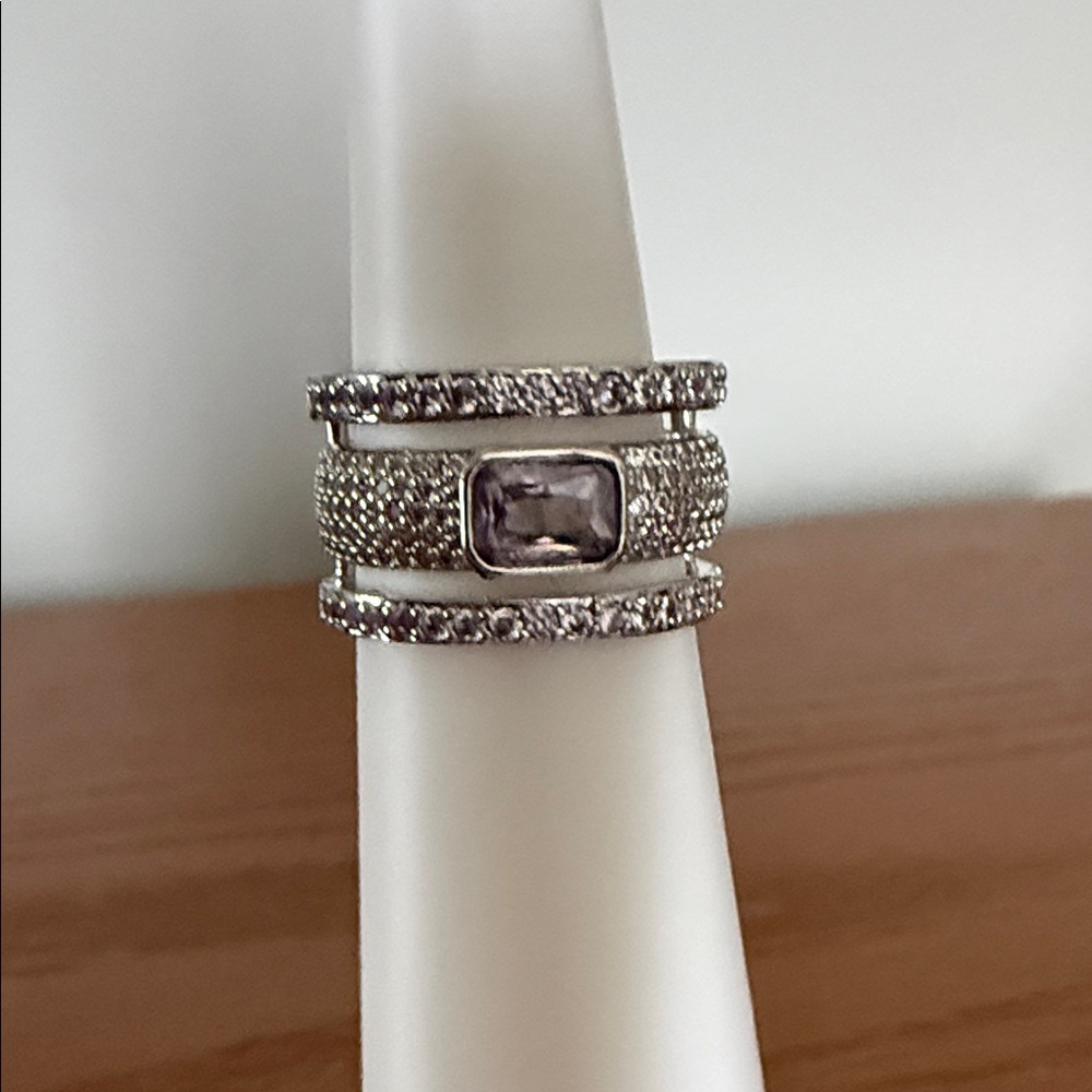 Dazzling Silver Ring with Gemstone
